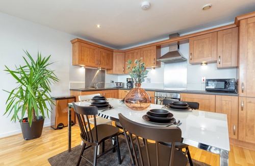 Glasgow Westend Apartment | River View Height Apartment with Parking