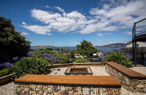 Bellerive House | River View Holiday House 10 min to CBD. Sleeps 8
