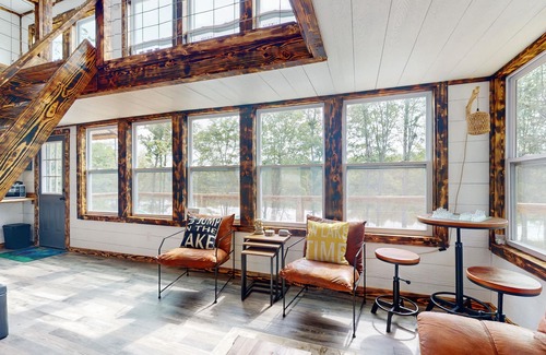 Cedar Bluff House | River-view home with fire pit, grill, nearby attractions