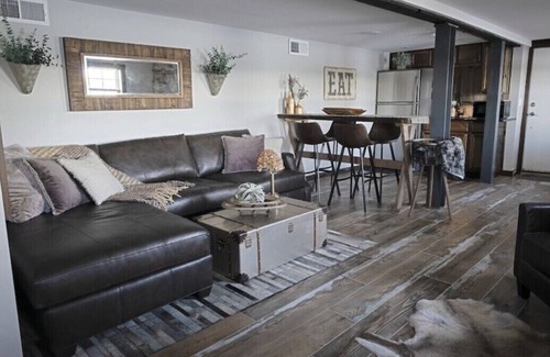 Salunga House | River View Lodge. 2 living quarters in 1, wrap around deck, jacuzzi, fire pits.