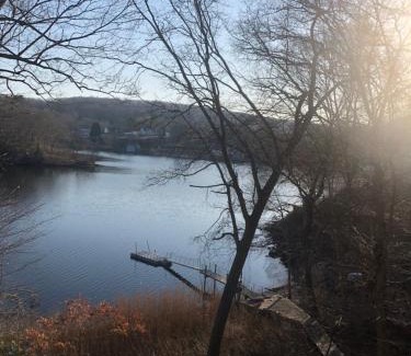 Quaker Hill House | River view private light house