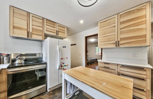 Christmas Valley House | River View Retreat-come play in the mountains, hike, explore.