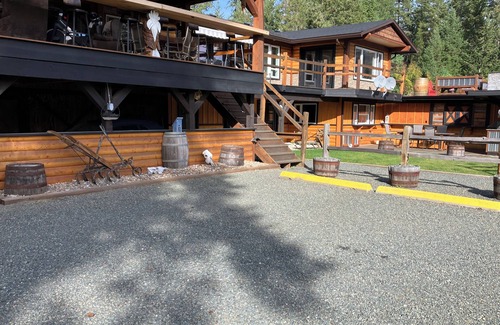 Barriere House | River view walk out basement suite. Very quiet and tranquil.