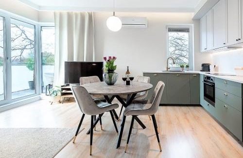 Ilawa Apartment | River View - widok na wodę, parking w hali, winda, 3pok i 5 łóżek, klima, Netflix i Max, centrum