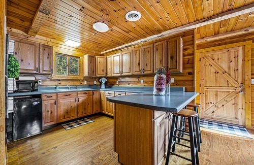 Townsend Cabin | RIVER VIEWS! 1/2 mile to GSMNP! 10 Mins to Cades Cove! Hot Tub! FirePit! Grill!