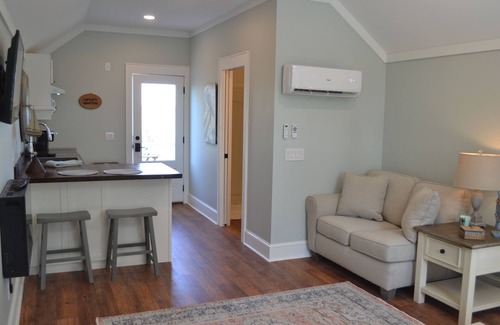 Sunbury Apartment | River Vista 180 -1BR 1BA Riverfront Apt only 0.2 m to Sunbury Crab Co Restaurant