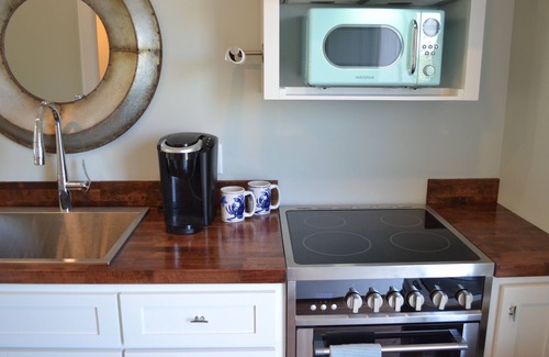 Sunbury Apartment | River Vista 180 -1BR 1BA Riverfront Apt only 0.2 m to Sunbury Crab Co Restaurant