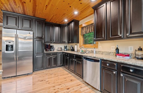 Bentonville House | River Woods Retreat:10min to River, L2 EV, Hikes, 2 Fireplaces, Hottub, SP 10mi