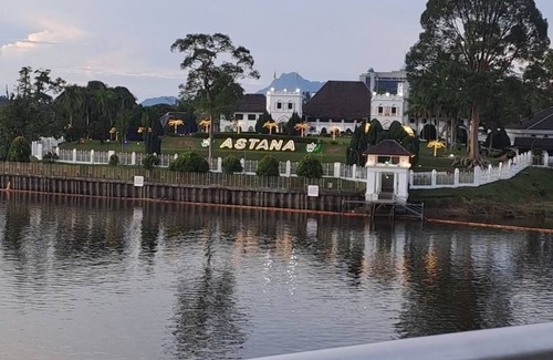 Kampung Surabaya Condo | Riverbank Suites - River View Level 11, Sleeps 7