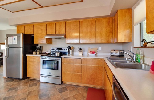 River West House | RiverBend Bungalow- RIVERFRONT with Salt Hot Tub, AC, 100+mbps Wifi, So Walkable