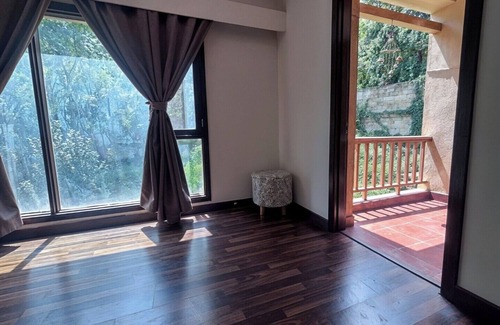 Mohal Apartment | Riverbend Retreat 3BR Mountain Views by Homeyhuts
