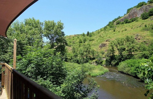 Saint-Julien-des-Chazes Cottage | Riverfront Retreat with Spacious Rooms & Terrace - Ideal for Families and Adventurers