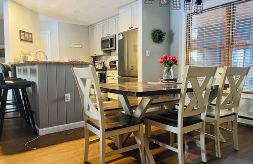 North Woodstock Condo | Riverfront 1st FL 2BR/2BA Condo at Deer Park – Mins to Loon, Foliage & Skiing!