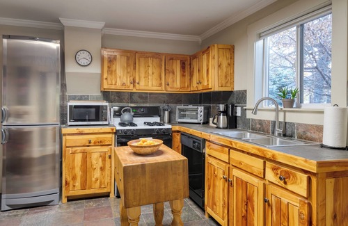 Old Bend House | Riverfront Bend by AvantStay | Private Dock+Kayaks, Large Yard w/Views, Hot Tub
