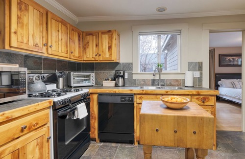 Old Bend House | Riverfront Bend by AvantStay | Private Dock+Kayaks, Large Yard w/Views, Hot Tub