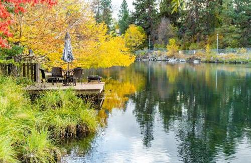 Old Bend House | Riverfront Bend by AvantStay Private Dock Large Yard w Views Hot Tub