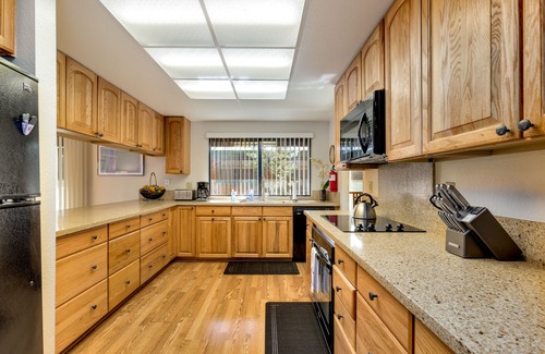 Christmas Valley House | Riverfront Cabin w/Fireplace, EV Charger & Deck
