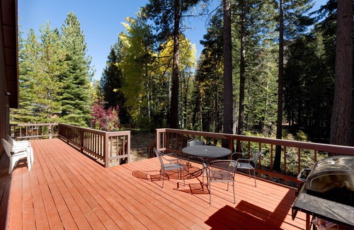 Christmas Valley House | Riverfront Cabin w/Fireplace, EV Charger & Deck