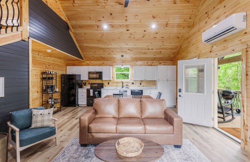 Jamestown Cabin | Riverfront Cabin~Firepit~Private Boat Ramp w/river access~Dog-Friendly!
