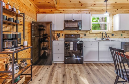 Jamestown Cabin | Riverfront Cabin~Firepit~Private Boat Ramp w/river access~Dog-Friendly!