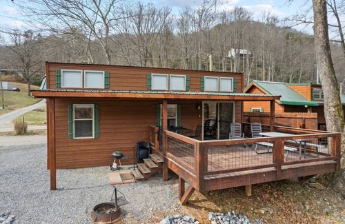 Sylva House | Riverfront Cabin, Fish, Hike & 5 Min to Sylva