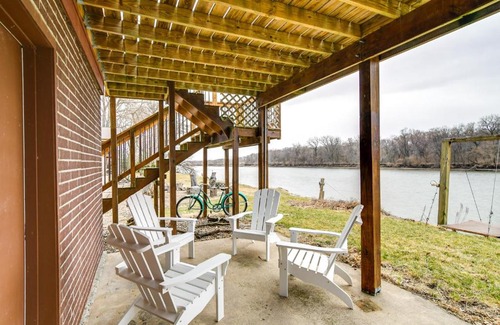 Pella House | Riverfront Cabin Near Dtwn Pella with Game Room!