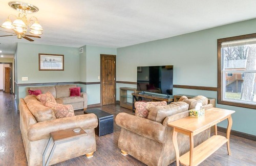 Pella House | Riverfront Cabin Near Dtwn Pella with Game Room!