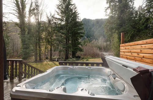 Gold Bar Cabin | Riverfront Cabin with Hot Tub & AC on 2 Acres. Pet Friendly. Back-up Generator.
