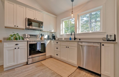 Kennebunk House | Riverfront! Close to Dock Square & Beach! KBK/KPT