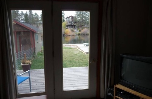 Old Bend House | Riverfront Cottage -Near Drake Park, Walk to Town.