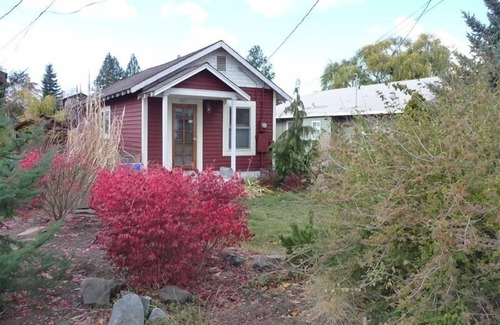 Old Bend House | Riverfront Cottage -Near Drake Park, Walk to Town.