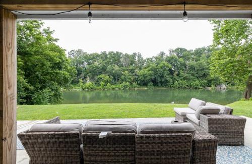 Elkton House | Riverfront Fire Pit Hot Tub Fishing Kayaks Pacman