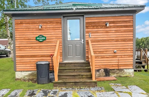 Northeast Somerset Cottage | Riverfront Haven -River access (Cabin 1)