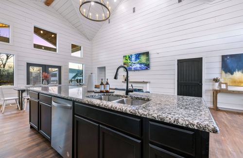 Broken Bow Cabin | Riverfront + Heated Pool, Pool Table, Kayaks, Fishing | EV