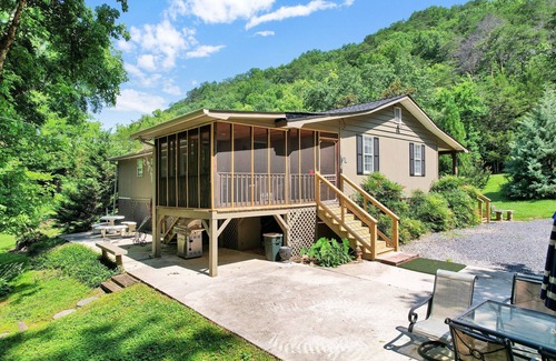 Conasauga House | Riverfront home 3BD room/2 Full bath Sleep 6-7 only 12 minutes from Ocoee River