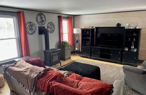 Brewer House | Riverfront House in Brewer. Perfect location for the traveling professional.