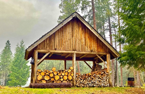 Trout Lake House | Riverfront Lodge - Ideal for small and large groups with room to spread out
