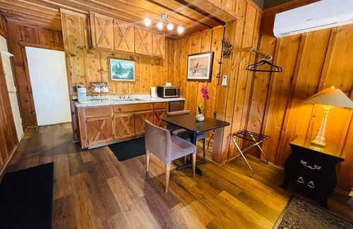 Shady Cove Cabin | Riverfront Lodging River Room 19