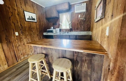 Shady Cove Hotel | Riverfront Lodging