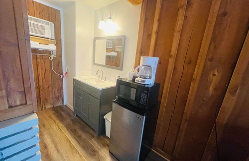 Shady Cove Hotel | Riverfront Lodging