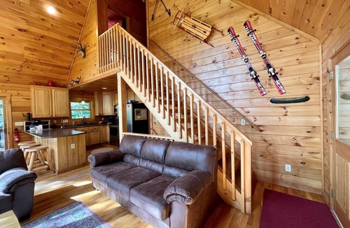 Lansing Cabin | RIVERFRONT Log Cabin,HotTub,Pet Friendly,SatelliteTV's,WIFI, shuffleboard