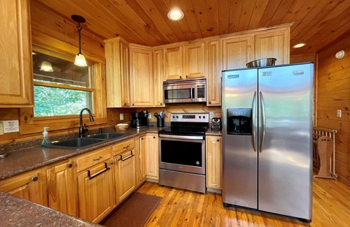 Lansing Cabin | RIVERFRONT Log Cabin,HotTub,Pet Friendly,SatelliteTV's,WIFI, shuffleboard