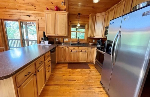 Lansing Cabin | RIVERFRONT Log Cabin,HotTub,Pet Friendly,SatelliteTV's,WIFI, shuffleboard