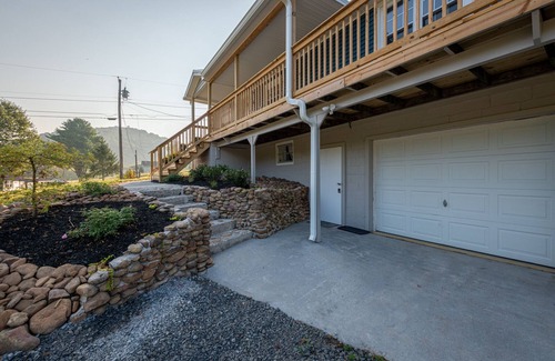 Bluff City House | Riverfront- Lower Unit | Dock | Smart TV | Wi-Fi