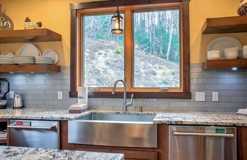 Burnsville Cabin | Riverfront Luxury Lodge w/Hot Tub + Biltmore Pass | Pet-Friendly Paradise