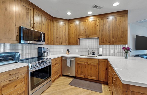 Edwards Condo | Riverfront Luxury within Minutes to Skiing
