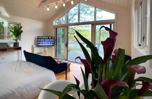 Freehold House | Riverfront modern cabin- 20 minutes to Windham & Hudson