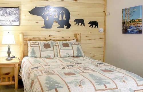 Estes Park Hotel | Riverfront Motel w/Pool, Views 106