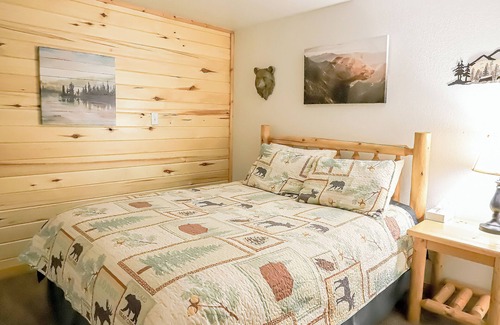 Estes Park Hotel | Riverfront Motel w/Pool, Views 106