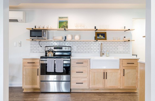 Middletown House | Riverfront Oasis with Mountain Views, close to town